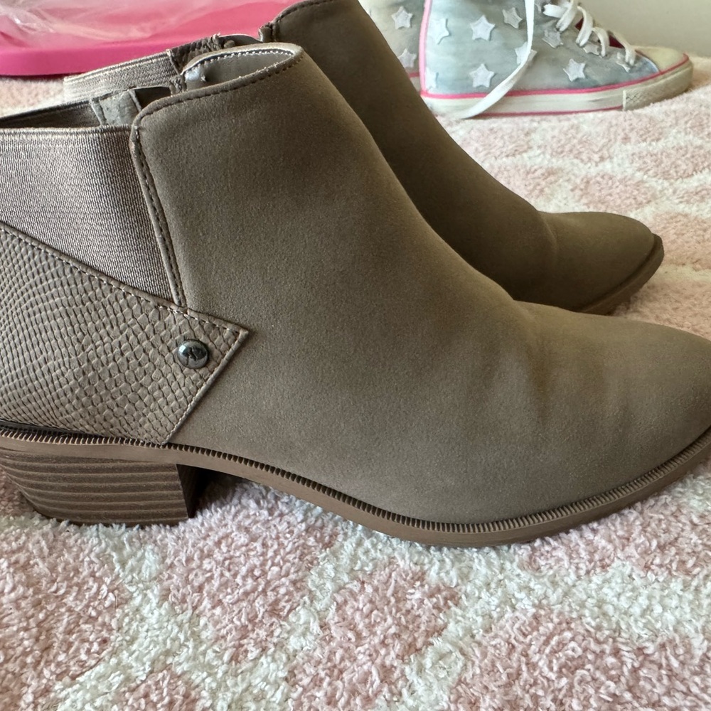 Simply Vera Wang Ankle Boot Women's Sz 7.5 Gray Faux Suede Side Zip
